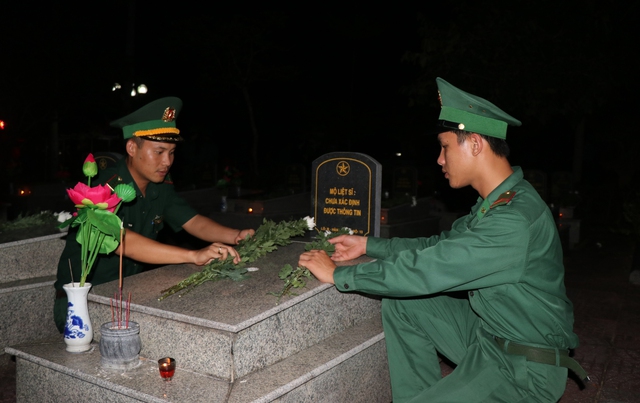Dâng hương và thắp nến tri ân các anh hùng liệt sĩ tại Quảng Ngãi - Ảnh 6.