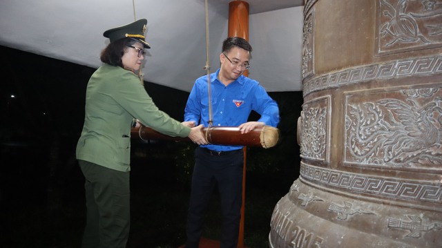 Anh Nguyễn Tường Lâm thắp nến tri ân tại nghĩa trang Tân Biên - Ảnh 1.