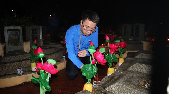 Anh Nguyễn Tường Lâm thắp nến tri ân tại nghĩa trang Tân Biên - Ảnh 5.