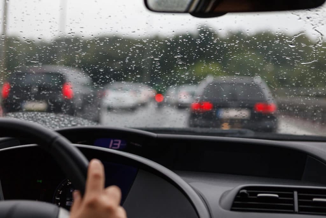 6 điều cần lưu ý khi lái ô tô dưới trời mưa - Ảnh 2.