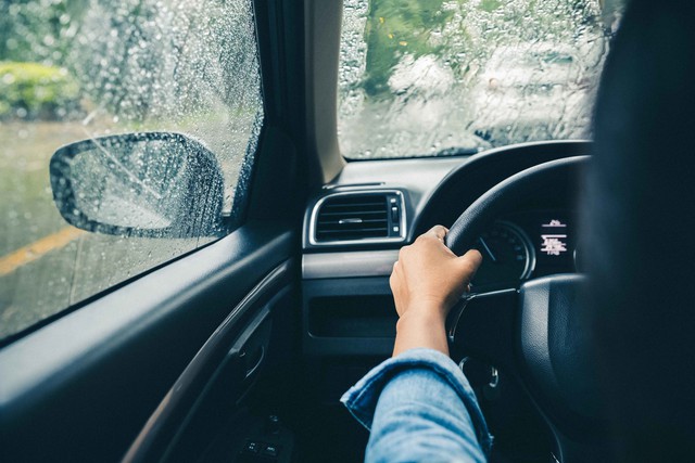 Lái ô tô dưới mưa bão: Vì sao không nên 'nháy' đèn pha, bật đèn khẩn cấp? - Ảnh 4. Lái ô tô dưới mưa bão: Vì sao không nên 'nháy' đèn pha, bật đèn khẩn cấp? - Ảnh 4.