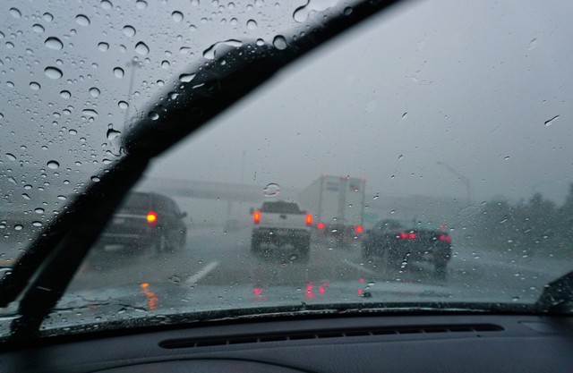 6 điều cần lưu ý khi lái ô tô dưới trời mưa - Ảnh 5.