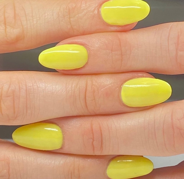 Mùa hè sôi động với những mẫu móng tay màu vàng sang chảnh, rực rỡ - Ảnh 9.