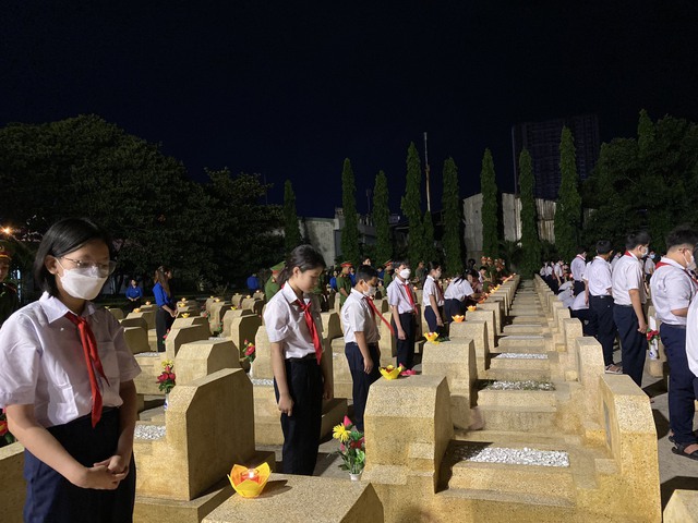 Bình Định: Hơn 30.000 ngọn nến được thắp sáng trong đêm tưởng tưởng nhớ các anh hùng - Ảnh 4.