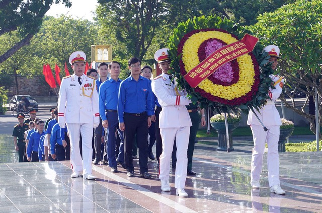 Ban Bí thư T.Ư Đoàn dâng hương tưởng niệm các anh hùng liệt sĩ - Ảnh 1.