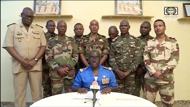 Quân nhân tuyên bố lật đổ chính phủ ở Niger - Ảnh 1.