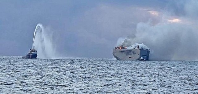 Tàu vận tải bốc cháy, gần 3.000 ô tô nguy cơ bị thiêu rụi - Ảnh 2.