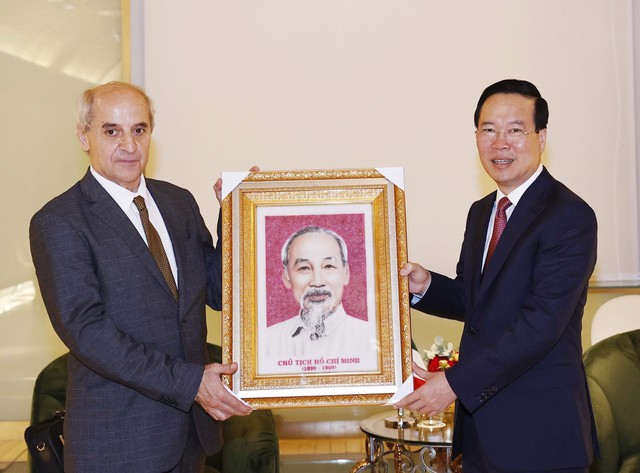 Chủ tịch nước tặng chân dung Bác Hồ cho Tổng Bí thư Đảng Cộng sản Ý - Ảnh 1.