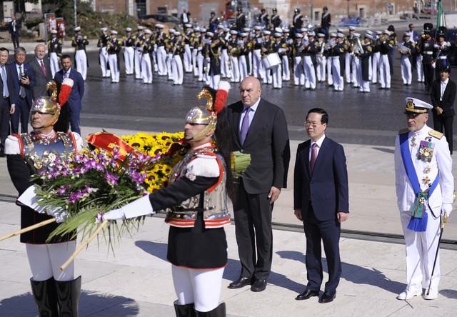 Chủ tịch nước Võ Văn Thưởng đặt vòng hoa tại Đài Tổ quốc ở thủ đô Rome - Ảnh 2.
