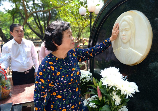 Rưng rưng những bức ảnh của Nguyễn Á 'Tử tù, cựu tù Côn Đảo ngày trở lại' - Ảnh 11.