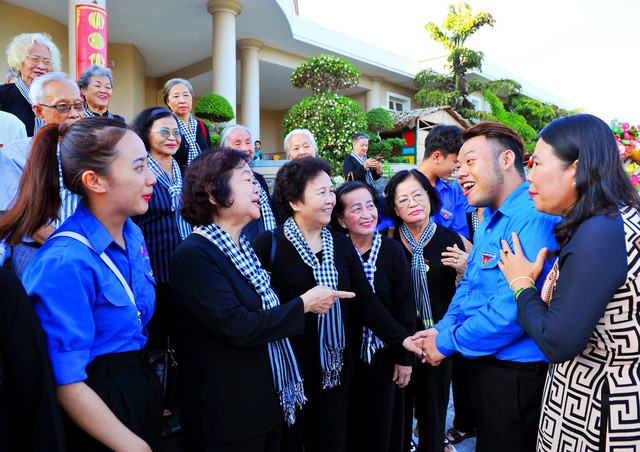 Rưng rưng những bức ảnh của Nguyễn Á 'Tử tù, cựu tù Côn Đảo ngày trở lại' - Ảnh 10.