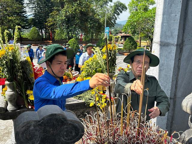 Đoàn công tác T.Ư Đoàn dâng hương anh hùng liệt sĩ Pò Hèn  - Ảnh 1.