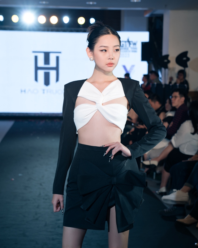 Nhà thiết kế Hào Trương gây ấn tượng mạnh tại 'Tuần lễ thời trang George Town 2023' - Ảnh 6.