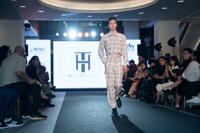 Nhà thiết kế Hào Trương gây ấn tượng mạnh tại 'Tuần lễ thời trang George Town 2023' - Ảnh 1.