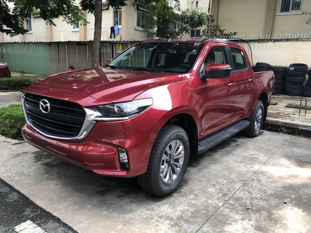 Cận cảnh Mazda BT-50 bản số sàn, hiếm khách chọn tại Việt Nam   - Ảnh 1.