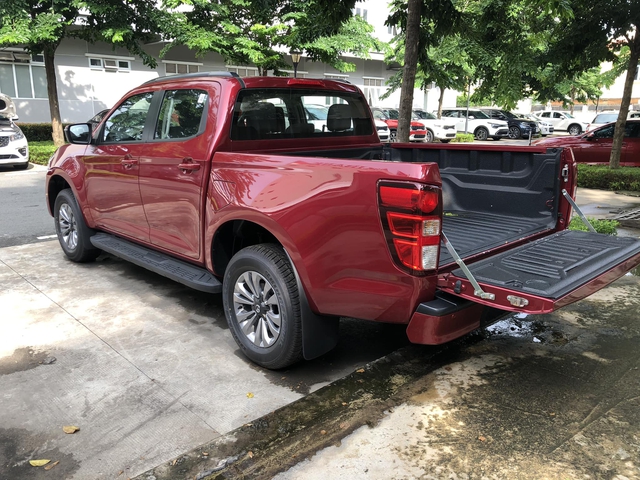 Cận cảnh Mazda BT-50 bản số sàn, hiếm khách chọn tại Việt Nam   - Ảnh 2.