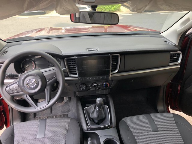 Cận cảnh Mazda BT-50 bản số sàn, hiếm khách chọn tại Việt Nam - Ảnh 3. Cận cảnh Mazda BT-50 bản số sàn, hiếm khách chọn tại Việt Nam - Ảnh 3.
