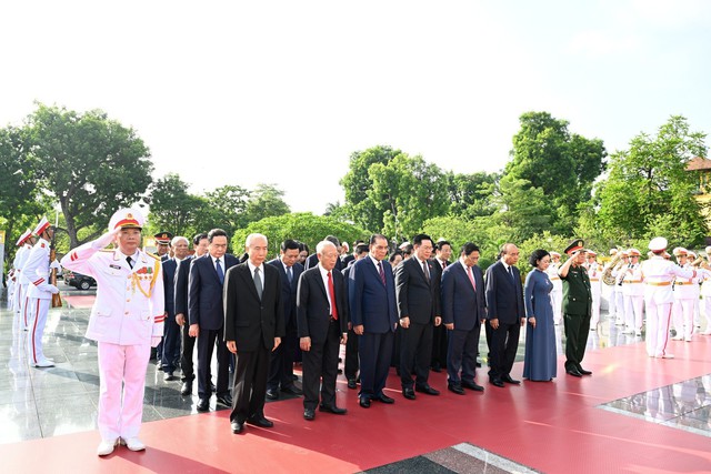 Lãnh đạo Đảng, Nhà nước tưởng niệm các anh hùng liệt sĩ, vào lăng viếng Bác - Ảnh 1.