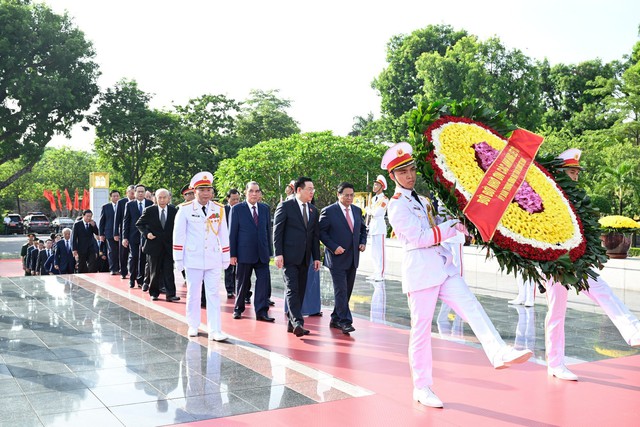 Lãnh đạo Đảng, Nhà nước tưởng niệm các anh hùng liệt sĩ, vào lăng viếng Bác - Ảnh 2.