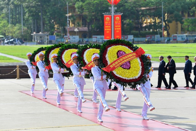 Lãnh đạo Đảng, Nhà nước tưởng niệm các anh hùng liệt sĩ, vào lăng viếng Bác - Ảnh 3.