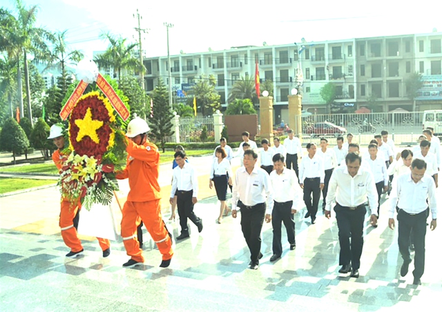 PC Bình Định viếng nghĩa trang liệt sĩ nhân Ngày Thương binh - Liệt sĩ - Ảnh 1.
