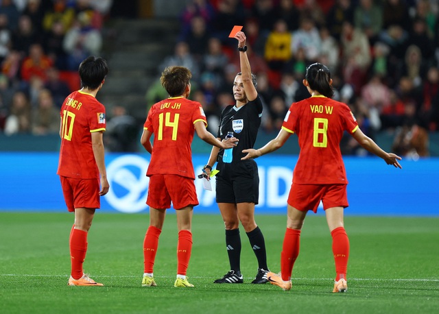 Đội tuyển Trung Quốc giành chiến thắng trước Haiti dù chỉ thi đấu 10 người - Ảnh 2.