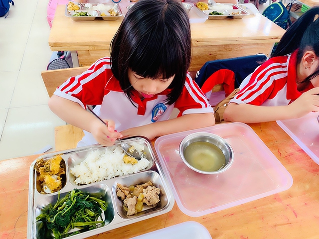 Học sinh tại hơn 4.200 trường tiểu học bán trú toàn quốc đang được hưởng những bữa trưa cân bằng dinh dưỡng từ Dự án Bữa ăn học đường