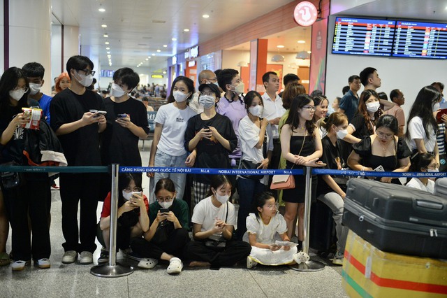 Hàng trăm người hâm mộ đứng kín sân bay Nội Bài chờ nhóm BlackPink xuất hiện - Ảnh 4.