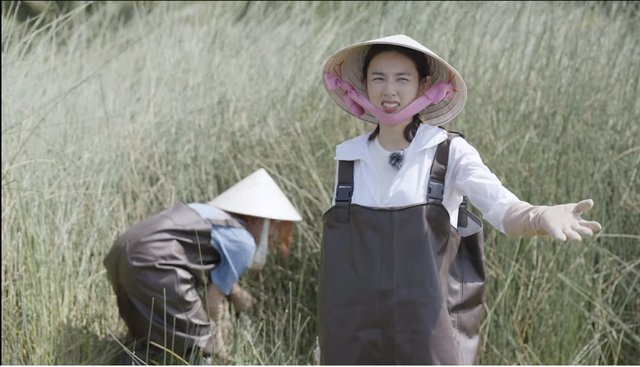 Hoa hậu Thùy Tiên lần đầu làm nông dân, muốn 'tuyệt vọng' vì quá vất vả - Ảnh 1.
