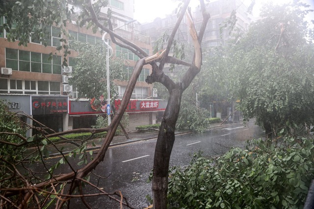 Sau khi gieo rắc chết chóc ở Philiippines, Đài Loan, siêu bão Doksuri đổ bộ Trung Quốc - Ảnh 1.