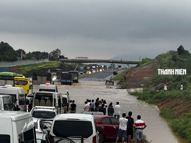 Cao tốc Phan Thiết - Dầu Giây bị ngập gây ùn tắc giao thông nghiêm trọng - Ảnh 1.