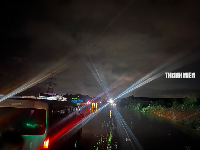Cao tốc Phan Thiết - Dầu Giây bị ngập gây ùn tắc giao thông nghiêm trọng - Ảnh 3.