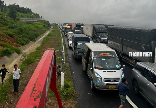 Cao tốc Phan Thiết - Dầu Giây bị ngập gây ùn tắc giao thông nghiêm trọng - Ảnh 2.
