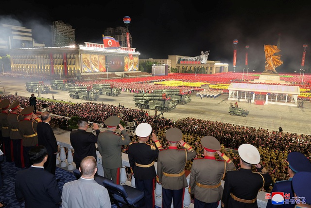 Triều Tiên tổ chức cuộc duyệt binh lớn, trình diễn nhiều vũ khí - Ảnh 2.