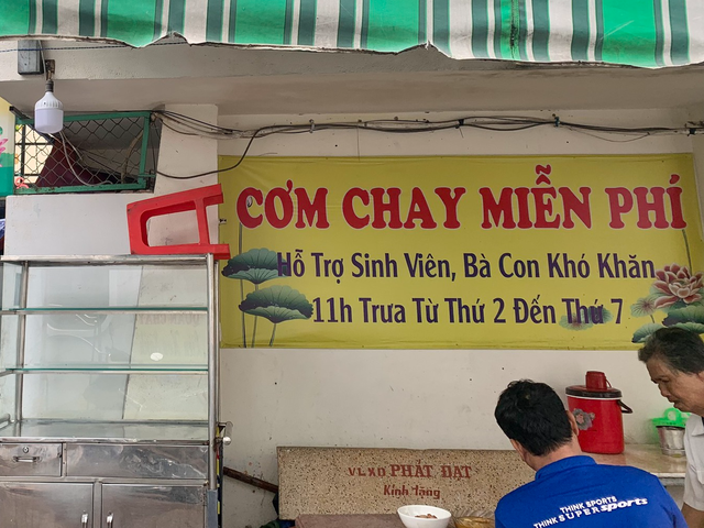 Quán lẩu chay ở TP.HCM phục vụ cơm trưa miễn phí cho người nghèo - Ảnh 1.