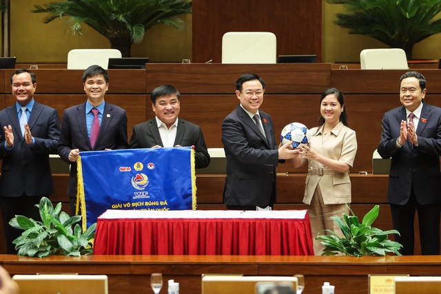 Chủ tịch Quốc hội phát động giải bóng đá dành cho công nhân Việt Nam - Ảnh 1.