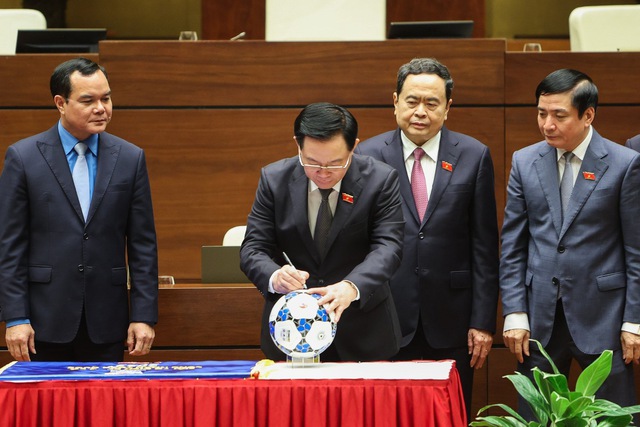 Chủ tịch Quốc hội phát động giải bóng đá dành cho công nhân Việt Nam - Ảnh 2.