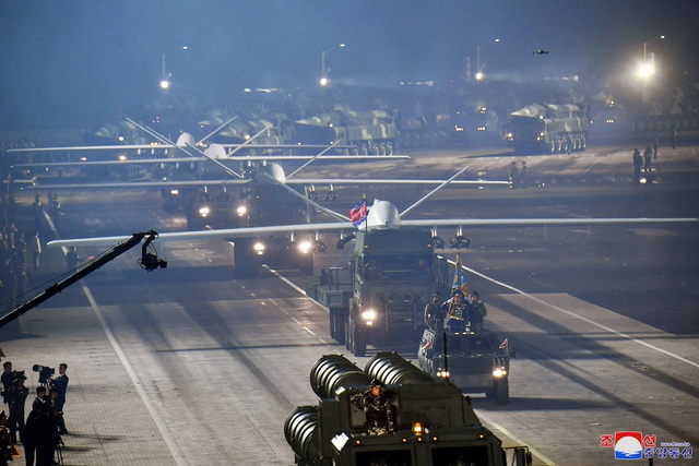 Triều Tiên tổ chức cuộc duyệt binh lớn, trình diễn nhiều vũ khí - Ảnh 1.