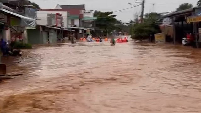 Bình Phước: Mưa lớn kéo dài gây ngập lụt cục bộ nhiều nơi - Ảnh 1.