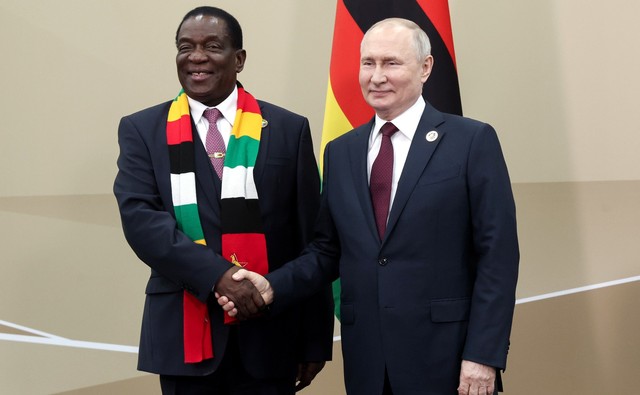 Tổng thống Nga tặng trực thăng cho Tổng thống Zimbabwe - Ảnh 1.