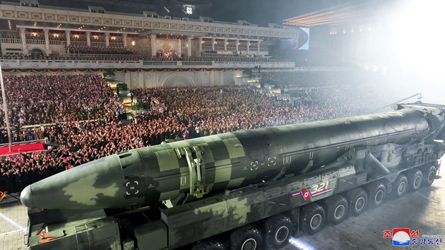 Triều Tiên tổ chức cuộc duyệt binh lớn, trình diễn nhiều vũ khí - Ảnh 4.