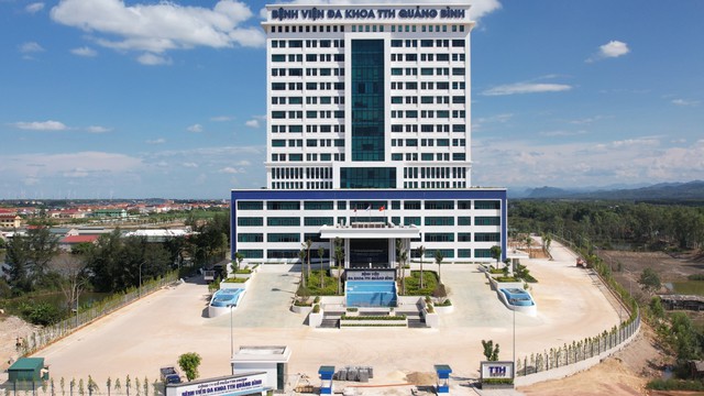 Khai trương bệnh viện tư nhân 16 tầng, 350 giường ở Quảng Bình - Ảnh 1.