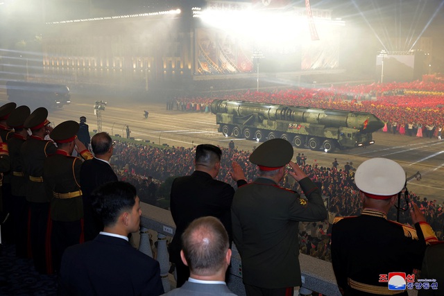 Triều Tiên tổ chức cuộc duyệt binh lớn, trình diễn nhiều vũ khí - Ảnh 3.