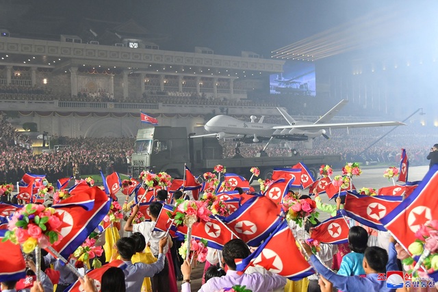 Triều Tiên tổ chức cuộc duyệt binh lớn, trình diễn nhiều vũ khí - Ảnh 5.