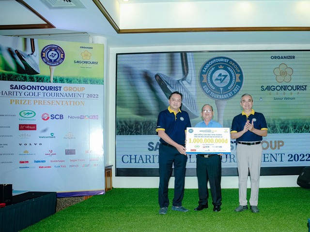 Giải Golf Saigontourist Group vì cộng đồng 2023 tiếp tục quyên góp 500 suất học bổng  - Ảnh 1.