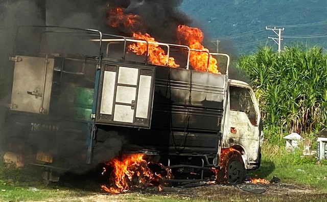 Xe tải chở xăng dầutrên QL1 bất ngờ bốc cháy, 1 người bị điện giật tử vong - Ảnh 1.