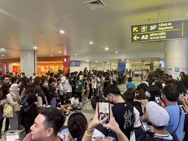 Hàng trăm người hâm mộ đứng kín sân bay Nội Bài chờ nhóm BlackPink xuất hiện - Ảnh 7.