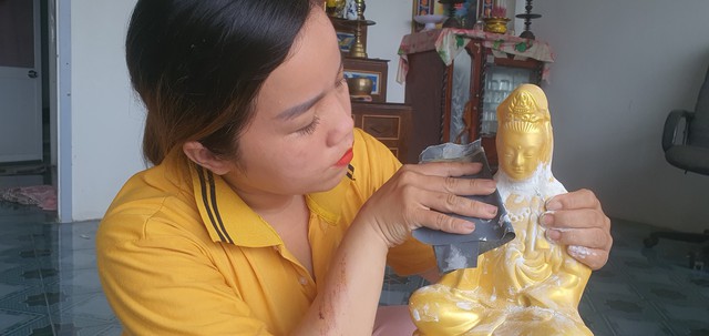 Người phụ nữ gom tượng Phật cũ, sơn sửa rồi gieo duyên tặng cho người cần- Ảnh 4. Người phụ nữ gom tượng Phật cũ, sơn sửa rồi gieo duyên tặng cho người cần- Ảnh 4.