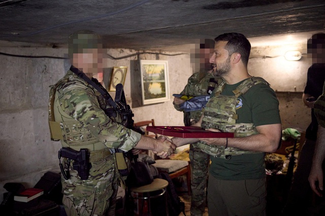 Chiến sự tối 29.7: Ông Zelensky đến gần Bakhmut; tên lửa Triều Tiên xuất hiện ở Ukraine? - Ảnh 1. Chiến sự tối 29.7: Ông Zelensky đến gần Bakhmut; tên lửa Triều Tiên xuất hiện ở Ukraine? - Ảnh 1.