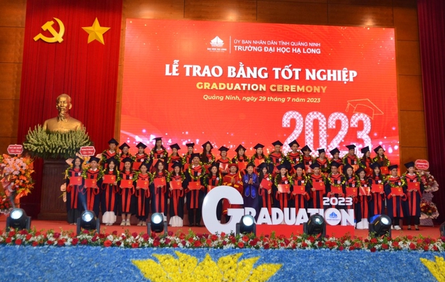 Sinh viên Trường đại học Hạ Long đạt tỷ lệ tốt nghiệp 77%  - Ảnh 1.